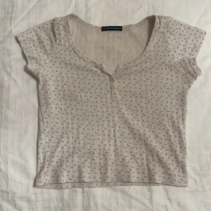 Brandy Melville - Jättefin T-shirt ifrån brandy melville. Köpt i somras men använd fåtal gånger! Den är onesize men passar jättebra på mig som har xs/s