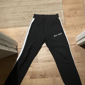 Palm angels byxor - Köpta från ”miinto” kvitto finns. Nypris 3000kr. Använda en del men bra skick. Är inte som det vanliga materialet utan mer som en mjukisbyxa:)!