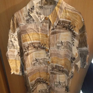 Blus mönstrad stl M /L. - Blus mönstrad stl M /L (42-44 ).knäppes med knappar fram .