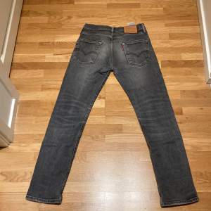 Levis Jean i oandvänt skick. Storlek W28 L32. Modellen är 502 och är slim fit i passformen. Köpta för 1299kr. Pris kan diskuteras 