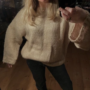 Beige stickad tröja i storlek s/m - Superfin mysig stickad tröja från NAKD. Nyskick!! Perfekt nu till våren eller en kall sommarkväll. Storlek S/M, men passar även en L. 