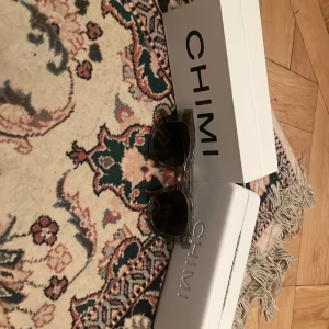 Chimi - Hej jag säljer ett par chimi glasögon dom är i modellen 02.dom är bara andvänd när jag var utomlands. Säljer dom för att dom blir inte till andvändnig ny pris på glasögonen är 1250. Och jag har boxen och föredralet till dlm 