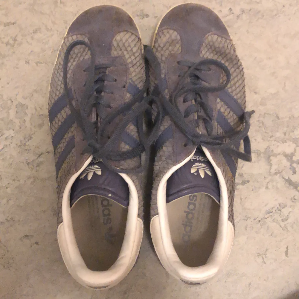 Adidas gazell skor! Använda men kan skicka fler bilder❤️. Skor.