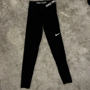 Nike PRO träningstights - Träningstights från Nike PRO. Oanvända då jag inte kunde ha dom. Superskönt material som inte syns igenom. Köpta för 499kr på Intersport 