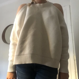 Cut-out tröja - Cut-out tröja!! Från zara  Skick :9/10 Hör av dig vid minsta fundering!❤️