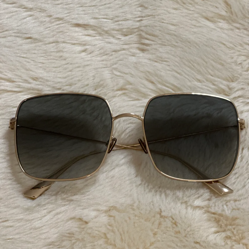 Säljer Dior solglasögon i toppen skick . Ser ut som nya, utan skador eller defekter . . Accessoarer.