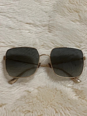 Dior solglasögon  - Säljer Dior solglasögon i toppen skick . Ser ut som nya, utan skador eller defekter . 