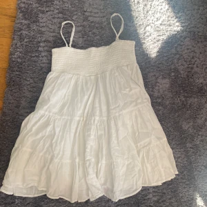 Zara klänning  - Säljer denna super fina zara kläning som bara använts ett fåtal gånger , jag säljer den för den är för liten. Hör av dig för bilder eller mer info. Köpte för 400 kr 💓