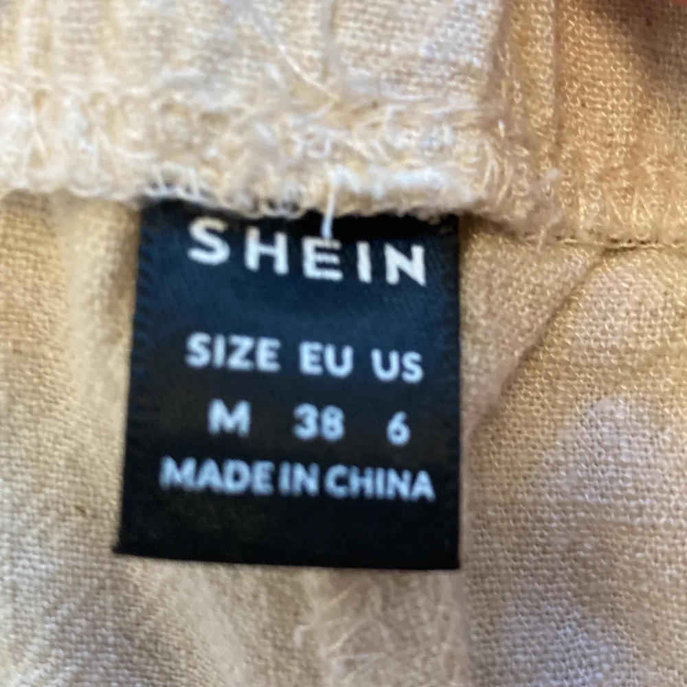 Jättefina linnebyxor från shein i strl M. Aldrig använda, säljer för 100kr.. Jeans & Byxor.