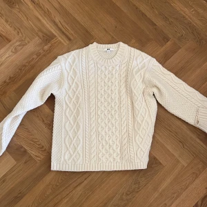 Snygg tröja🫶🏻 - Säljer denna snygga uniqlo tröjan då den inte riktigt är min stil längre. Den är från man avdelningen men sitter bra på mig som är tjej. Den är strlk M🫶🏻😍