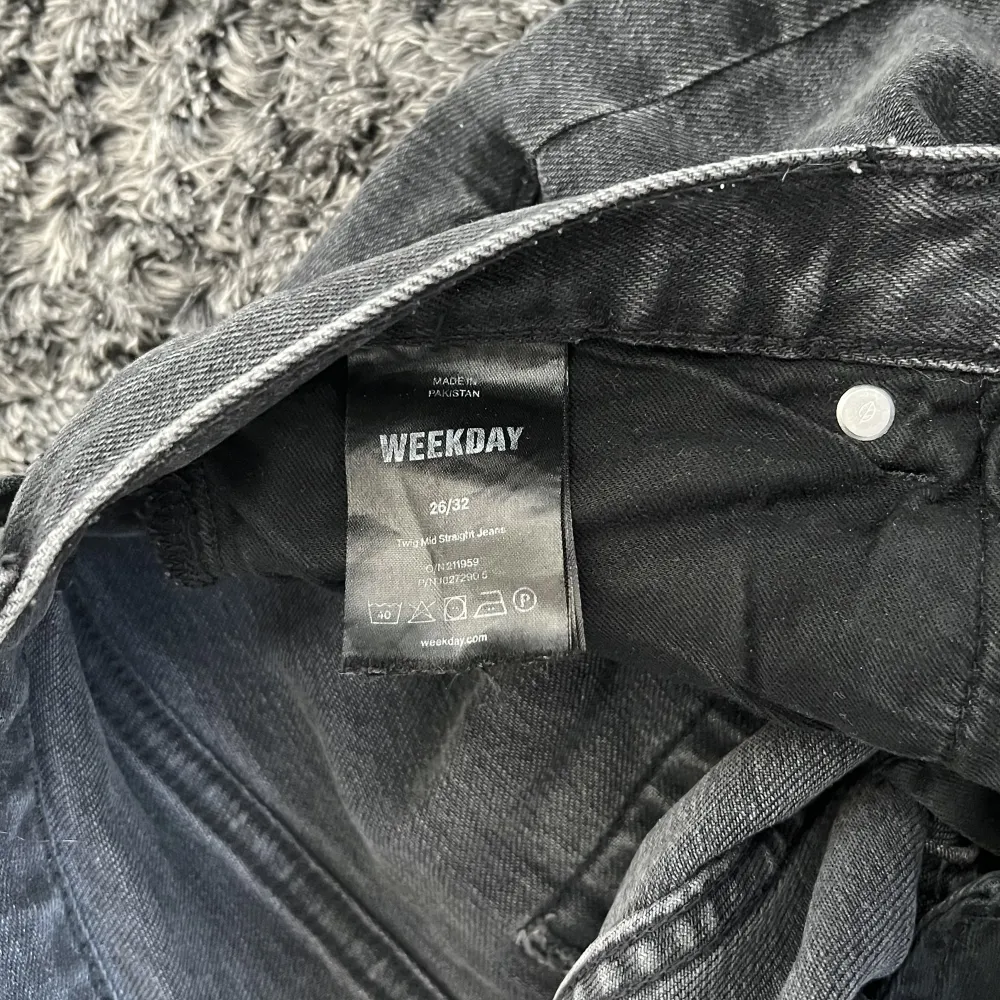 Ett par super fina lågmidjade Twig jeans från weekday, i storlek 26/32💘 köpte ganska nyss men det är tyvärr för korta i benen för mig💕 de är i jättefint skick💕. Jeans & Byxor.