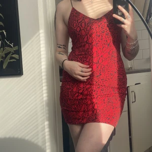 Röd klänning - Superstretchig röd leopardmönstrad klänning från H&M! Aldrig använd, endast testad. 🥰 