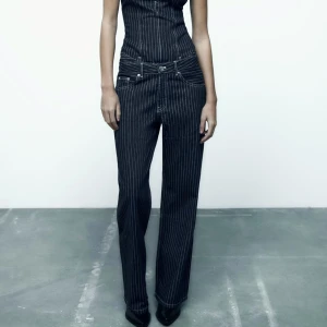 Randiga jeans  - Intressekoll på dessa populära randiga jeans från zara. Oanvända med prislappen kvar. Kollar intresset eftersom de är slutsålda. Storlek L men är lite mindre i storleken 