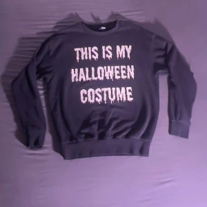 Alt Tjocktröja  - Glow in the dark text "this is my halloween costume"