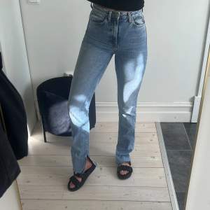 Jeans från zara i storlek 32 men passar även 34. Knappt använda 💕