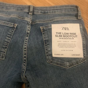 Low Rise Zara jeans - Low Waist Bootcut jeans ifrån zara i färgen bleach blue. Helt oanvända.