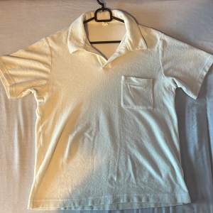En mycket fin Terry T-shirt i vit/beige. Använd ca 2-3 gånger. Fint skick. Inga skador eller slitage. Ord pris 750 kr men säljes för 350 kr eftersom den inte passar längre.