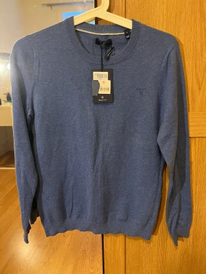 Tröja från Gant  - Helt oanvänd tröja från gant. Jätte fint material säljer billigt. Lite större i passformen
