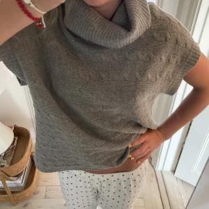 Polotröja från Ralph Lauren🙏🏻💖 - Såååå najs polotröja från Ralph lauren! Perfekt till ett par jeans och varm och gosig❤️‍🔥 Storlek XS men skulle att den är lite oversized i modellen🥰