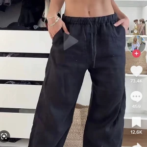 Arket svarta linnebyxor - Jag säljer svarta linnebyxor från arket. Dom är alldeles för långa på mig och därav säljer jag dom! Inga defekter alls! Helsvarta i storlek M Jag är 160 och dom är för långa på mig