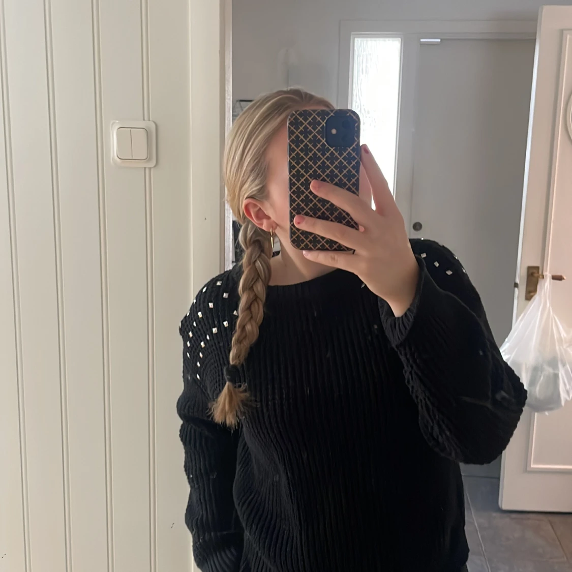 Stickad svart tröja med nitar