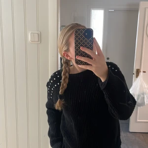 Stickad svart tröja med nitar - Stick svart tröja med nitar på axlarna! Storleken på tröjan är 134/140 men passar mig som brukar ha s-m❤️‍🔥