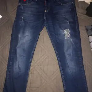 Säljer Dsquared Jeans storlek 33-34/L pris kan såklart diskuteras