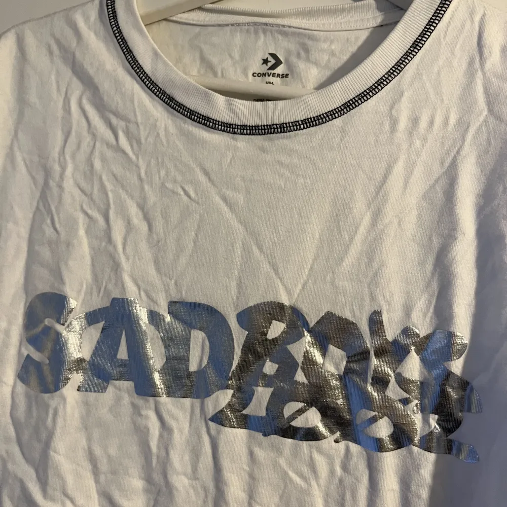 T-shirt från Converse x Sadboys collaben i storlek L. T-shirts.