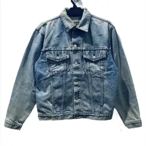 ITEM: Pre-Owned/Used Tag Brand: Levis Tag Size: M   Actual/Manual Measurement Width(Armpit to Armpit): 21 inches Sleeve: 23 inches Length(Shoulder to end garment): 24.5 inches  Condition: Have Little Stain..Gred Used Condition