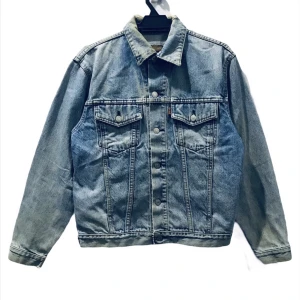 Vintage Levis Orange Tag Trucker Jacket - ITEM: Pre-Owned/Used Tag Brand: Levis Tag Size: M   Actual/Manual Measurement Width(Armpit to Armpit): 21 inches Sleeve: 23 inches Length(Shoulder to end garment): 24.5 inches  Condition: Have Little Stain..Gred Used Condition