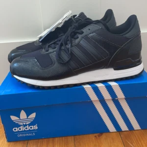 skor från adidas stl 38 - nya skor från Adidas i stl 38. Säljes då de inte är min stil. 400 kr🥰
