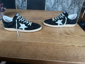 Golden goose - Tjena! Säljer mina golden goose eftersom att jag tröttnat på dem och letar efter ett par nya. Haft dem i ca 4 månader. Låda, dustbag mm. medföljs