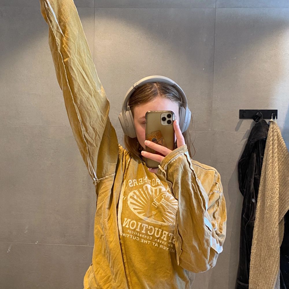 longsleeve med coolt mönster, köpt second hand men inte kommit till användning! Står strlk XL men sitter mer som en lagomt oversized tröja på mig som brukar ha S :). Tröjor & Koftor.