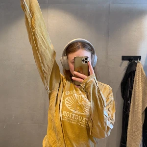 Longsleeve tröja - longsleeve med coolt mönster, köpt second hand men inte kommit till användning! Står strlk XL men sitter mer som en lagomt oversized tröja på mig som brukar ha S :)