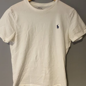 Ralph Lauren T-shirt - Säljer nu min Ralph Lauren T-shirt då den blivit för liten. Nypris: 599kr.  Mitt pris: 250kr