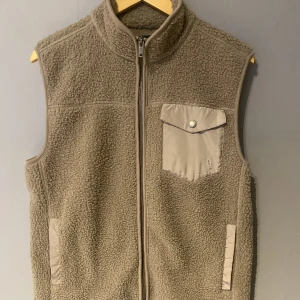 Bondelid väst - Säljer nu min Bondelid väst då den aldrig används. En perfekt väst nu till våren.  Nypris:899.    Mitt pris: 399