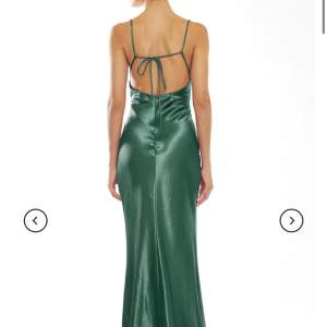 Grön balklänning i storlek 38 från märket true decadence, men köpt på Nelly.com  Skulle säga att den är lite mörkare i verkligheten än på bild. Aldrig använd, lappar kvar. Nypris 1200kr