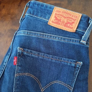 Levis jeans  - Jeans från Levis. Avklippta nedtill, snyggt med rå kant! Hellånga på mig som är 160 cm. Bruksr vanligtvis ha 25/30 i jeans och dessa sitter perfekt. 