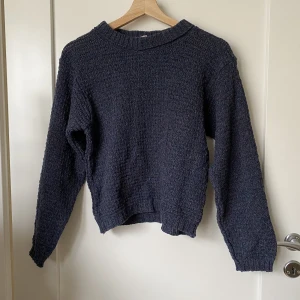 Tunn Stickad tröja - Stickad tröja i akryl, hittar inget märke. Fin tröja hittad på second hand i Göteborg. Det står 38-40 i den men den är liten i storleken, så jag skulle säga att storleken är 34-36
