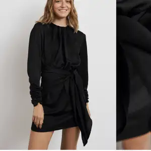 Säljer denna svarta klänning, använd 2 gånger därav bra kvalitet. Säljer då jag inte får någon användning för den längre. Ordninariepris var 699, och klänningen är slutsåld på hemsidan. (Högra klänningen på andra bilden)