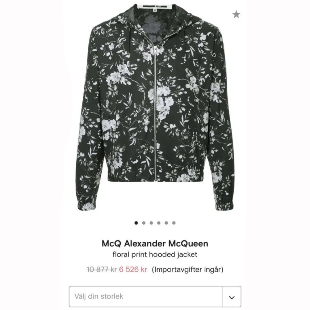 Så snygg tyg jacka från Alexander McQueen. Original pris på jackan är ca 10 000kr, väldigt rare och svår att få tag i. Super bra skick! . Jackor.
