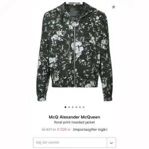 Så snygg tyg jacka från Alexander McQueen. Original pris på jackan är ca 10 000kr, väldigt rare och svår att få tag i. Super bra skick! 