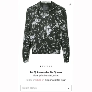 Alexander McQueen jacna - Så snygg tyg jacka från Alexander McQueen. Original pris på jackan är ca 10 000kr, väldigt rare och svår att få tag i. Super bra skick! 