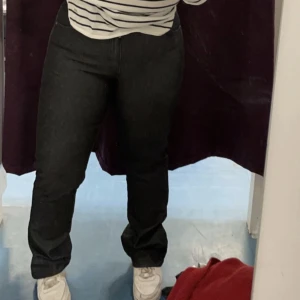 Jeans!! - säljer mina skitsnygga gråa jeans från by bessie!! W32 L34 men passar s/m också då de är ganska små i storlekarna❤️‍🔥❤️‍🔥