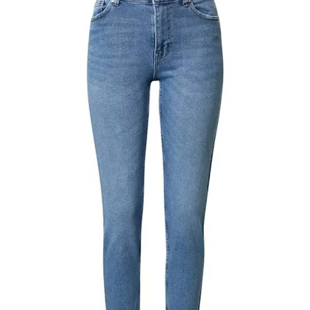Jeans onlErica Life Mid St Ank från Only i kraftig kvalitet med mycket stretch. Ankellång, rak modell med fem fickor och dragkedjegylf. Passform: Regular Nypris: 499kr Pris 175 + frakt . Jeans & Byxor.