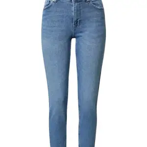 Jeans onlErica Life Mid St Ank från Only i kraftig kvalitet med mycket stretch. Ankellång, rak modell med fem fickor och dragkedjegylf. Passform: Regular Nypris: 499kr Pris 175 + frakt 