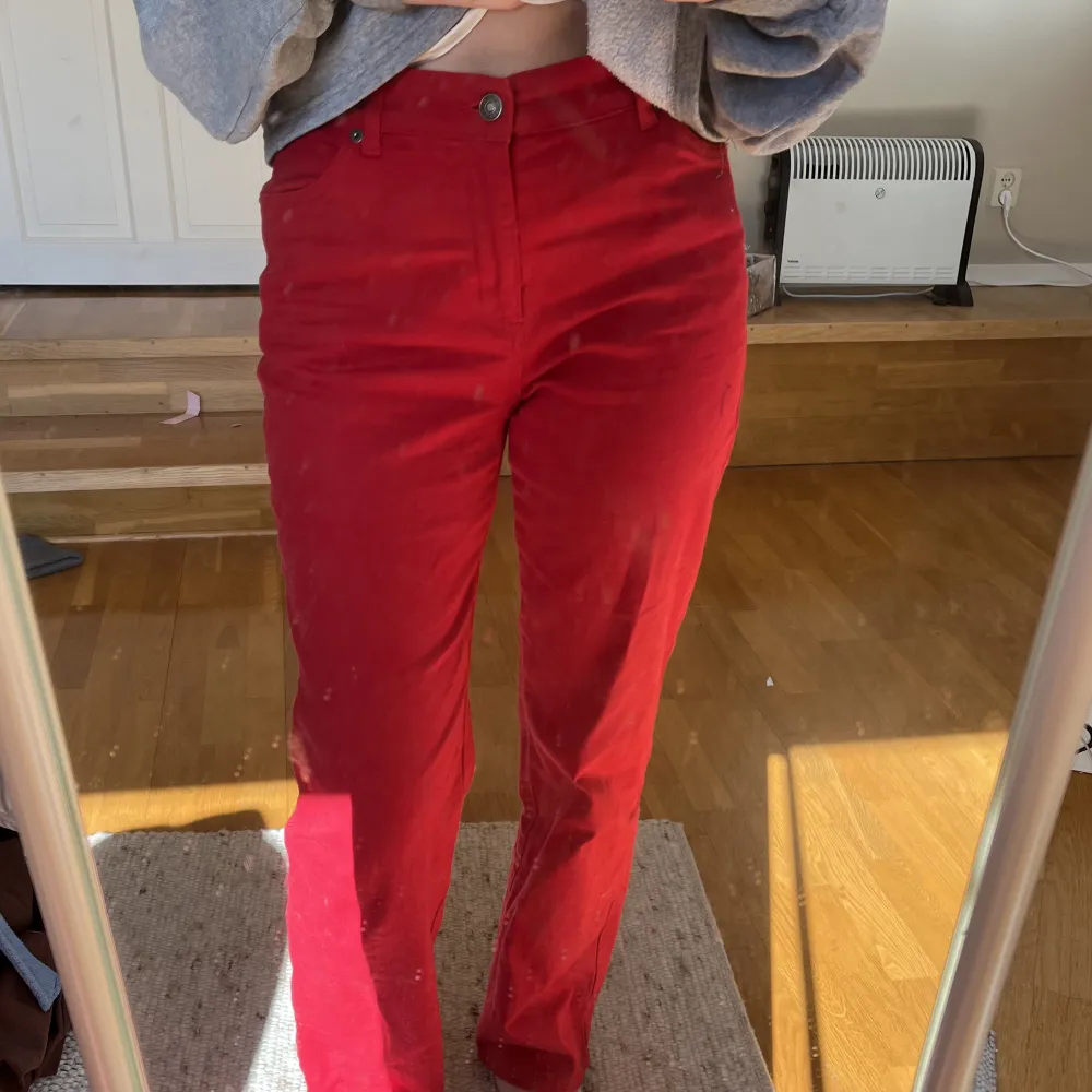 galet smickrande röda jeans köpta secondhand. supersköna och praktiska! . Jeans & Byxor.