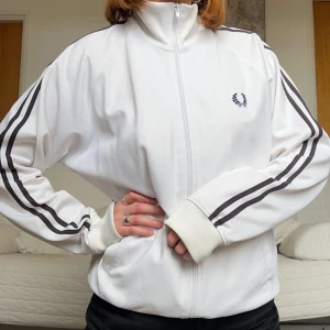 Vit kofta  - Säljer denna coola vita kofta från Fred Perry i storlek L❤️