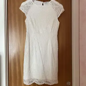 En vit klänning från märket ONLY, köpt på zalando. Passar perfekt till studenten eller andra firanden 💐Endast använd en gång. Det är spetsmaterial med en underkjol. Storlek 36, strechigt material. Köpt för 450 kr. Säljs för 200! 