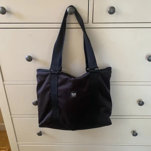 Totebag - Svart totebag i kraftigare material, dragkedja samt två små fack inuti, spårbar frakt 60kr💕